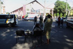 Люди возле гостиницы, где произошел масштабный пожар