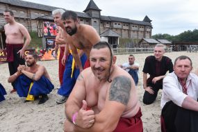 Мужчины в национальных украинских костюмах