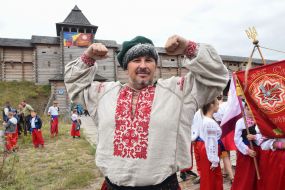 Мужчина в национальном украинском костюме