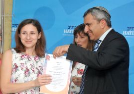 Zeev Elkin presents a diploma to a graduate of Hebrew courses