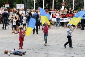 Дівчата тримають в руках прапори України