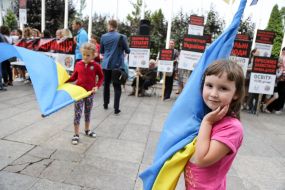 Дівчата тримають в руках прапори України