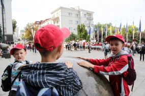 Хлопчики грають біля кам'яної кулі