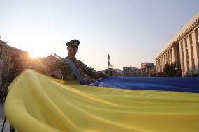 Soldier unlocks the flag of Ukraine