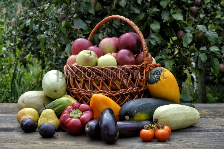 Фото Корзина яблук та овочі з фруктами на столі - УНІАН