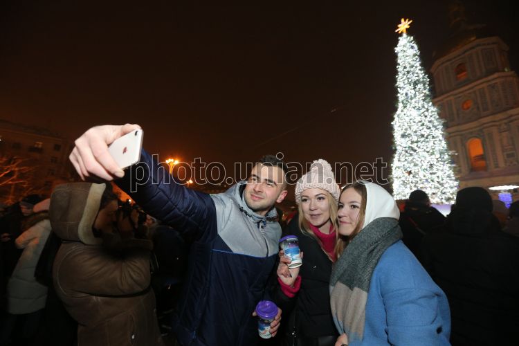 Foto Lyudi Delayut Selfi Na Fone Glavnoj Elki Strany Unian