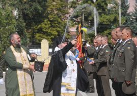 Священник освящает военных