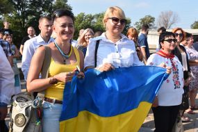 Участники мероприятий с флагом Украины