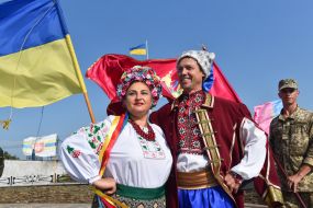 Участники мероприятий в украинских национальных костюмах