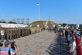 Церемония торжественного поднятия Государственного флага Украины