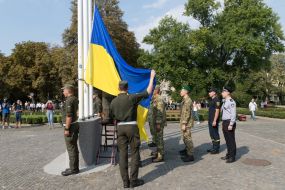 Военнослужащие поднимают флаг Украины
