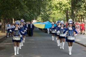 Участники шествия несут 100-метровый флаг Украины