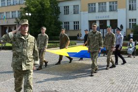 Военнослужащие несут флаг Украины