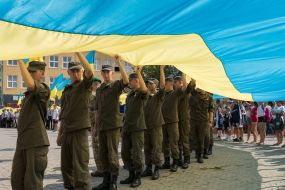 Нацгвардейцы держат 100-метровый флаг Украины