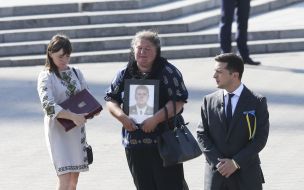 Володимир Зеленський вручив нагороду рідним Героя України