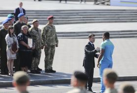 Володимир Зеленський вручає нагороду Жану Беленюку