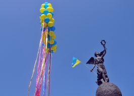 Symbolic wreath of yellow-blue balloons