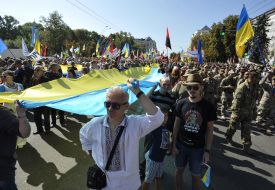 Учасники Маршу захисників України розгорнули величезний прапор