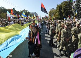 Учасники Маршу захисників України розгорнули величезний прапор