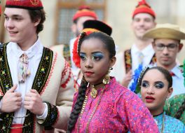 Участники фестиваля в этнических костюмах