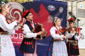 Участники фестиваля в этнических костюмах