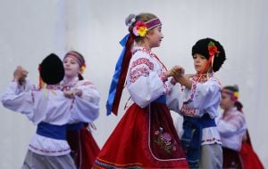 Участники фестиваля в украинских национальных костюмах танцуют