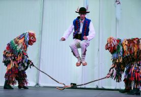 Участники фестиваля в этнических костюмах