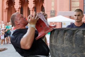 Ivan Grigorovsky raises the anvil