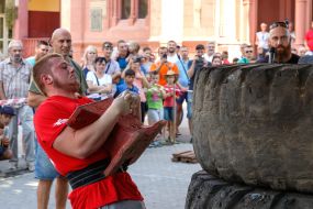 Alexander Stadler raises the anvil