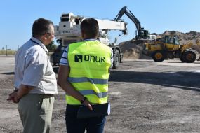 Подготовка к ремонту взлетно-посадочной полосы в аэропорту Запорожья