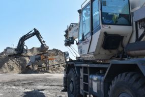 Подготовка к ремонту взлетно-посадочной полосы в аэропорту Запорожья