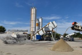 Подготовка к ремонту взлетно-посадочной полосы в аэропорту Запорожья