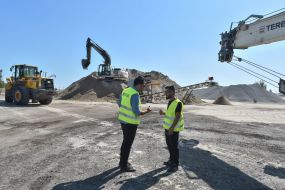 Подготовка к ремонту взлетно-посадочной полосы в аэропорту Запорожья