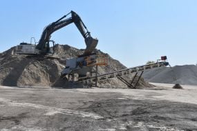 Подготовка к ремонту взлетно-посадочной полосы в аэропорту Запорожья