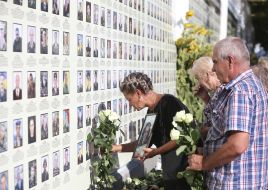 Люди біля меморіалу «Стіна народної пам’яті»