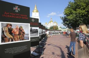 Фотовиставка на Михайлівській площі в Києві