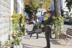 Покладання квітів до «Стіни народної пам’яті»