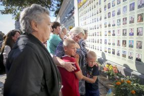 Люди біля меморіалу «Стіна народної пам’яті»