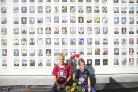 Хлопчики з квітами біля меморіалу «Стіна народної пам’яті»