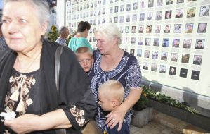 Люди біля меморіалу «Стіна народної пам’яті»