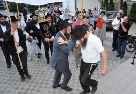 The ceremony of bringing the Torah scroll restored to the Kharkov Choral Synagogue