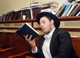 The Jew reads the Torah in the synagogue