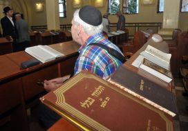 The Jew reads the Torah in the synagogue