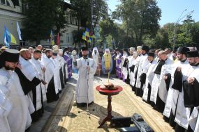 Священнослужители служат молебен по погибшим