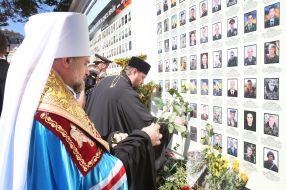 Священнослужители возлагают цветы к Стене памяти