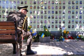 Военнослужащий у Стены памяти