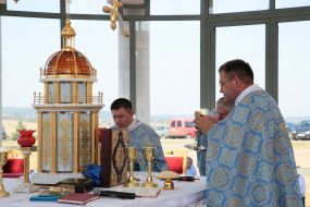 Священнослужителі причащаються