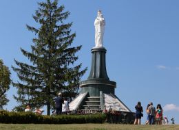 Скульптура Девы Марии во дворе Василиянского монастыря Преображения Господнего