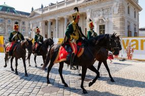 Гусарська кінна варта патрулює територію Будайської фортеці