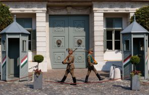 Солдати почесної варти біля воріт палацу Шандора